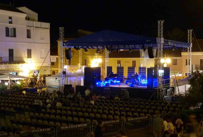 Подготовка к концерту на площади Витторио Эммануэле