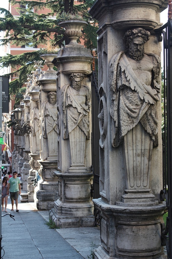 Франческо Адзурри. Металлическая ограда с восемью столбами. XIX век