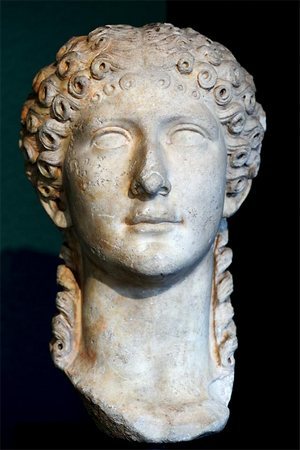 Агриппина - голова мраморной статуи