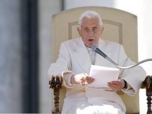 Папа Римский Бенедикт XVI из Ватикана
