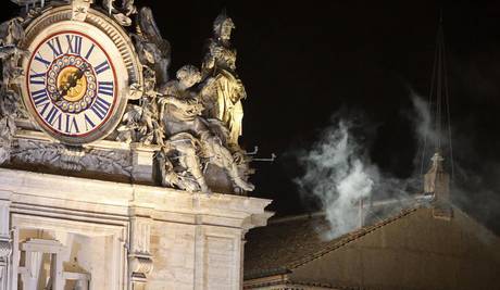 Белый дым над Сикстинской капеллой - новый Папа выбран
