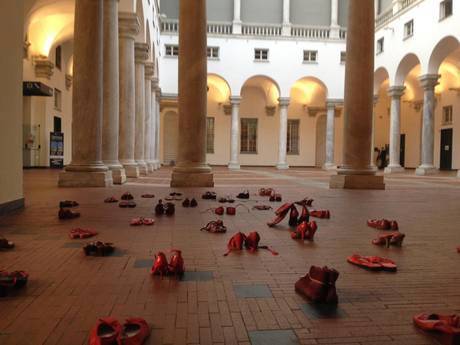 Красные туфли напоминают о жертвах домашнего насилия