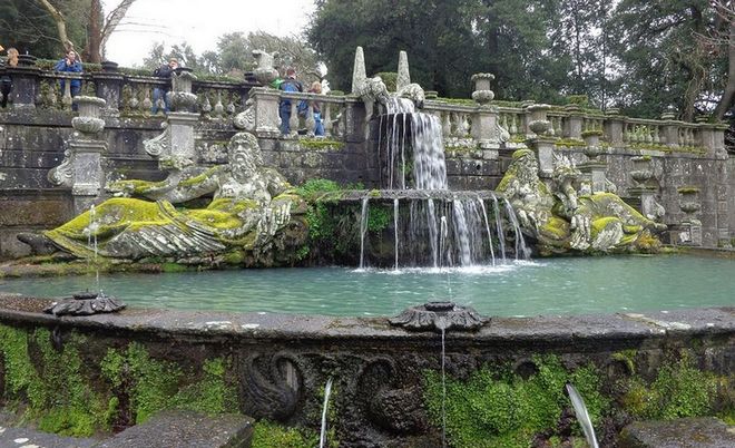 Водопад в парке чудовищ в Бомарцо