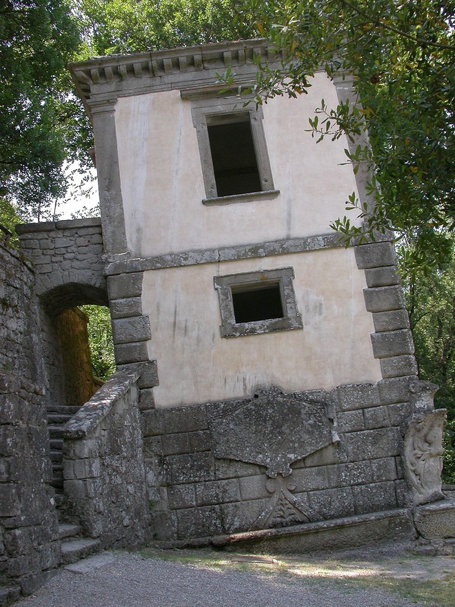 Падающий дом в Саду чудовищ в Бомарцо
