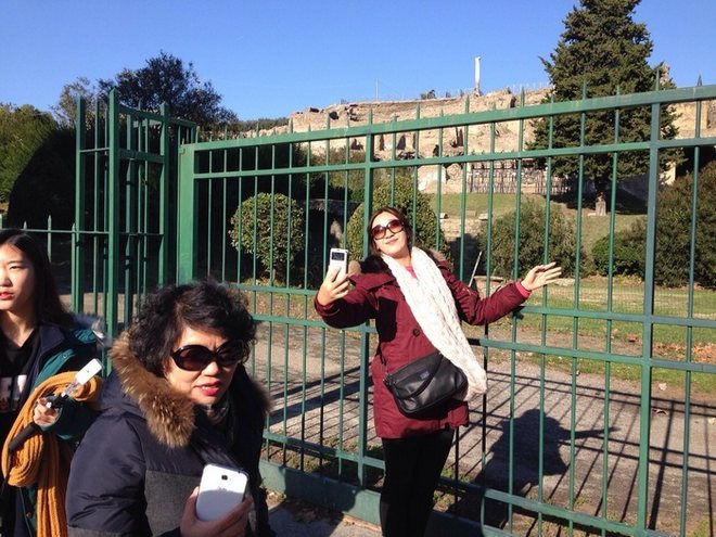 Селфи у закрытых ворот Помпеи