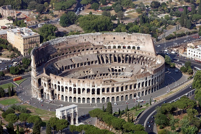 Рим празднует свою 2768 годовщину - Колизей