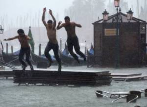 Наводнение в Венеции - "купальный сезон вновь открыт"