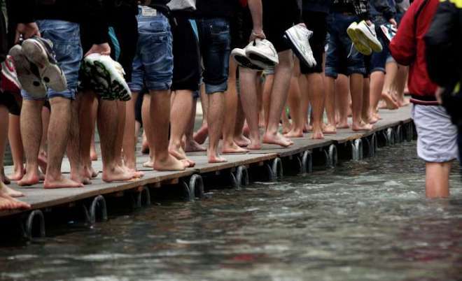 Туристы по колено в воде