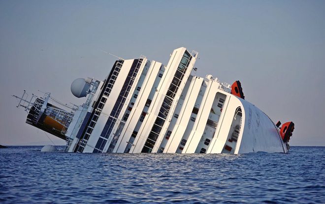 Тонущий лайнер Costa Concordia