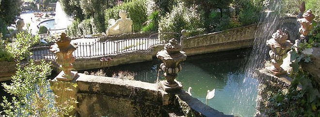 Вид на фонтан в саду Гарцони