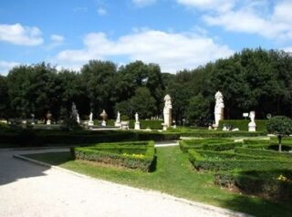 Скульптура в парке - Вилла Боргезе